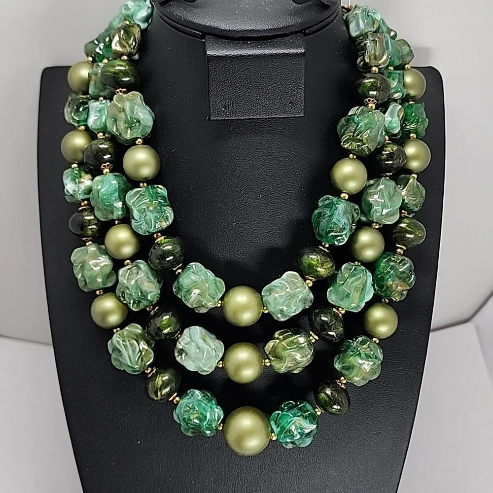 Vintage Elegant Green Beaded Necklace - Picture 9 of 9